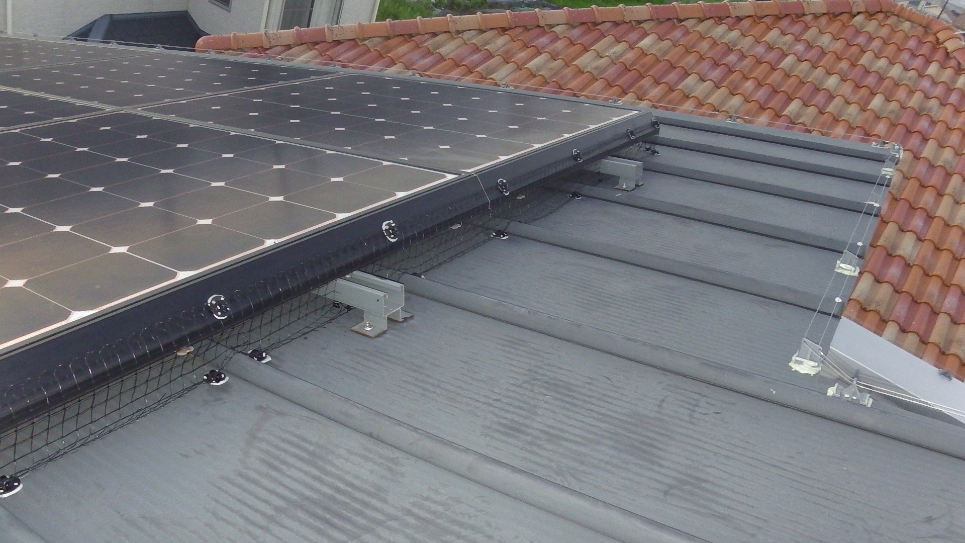 兵庫県加古川市の家屋の太陽光パネル・屋根・塀にピーコンネット18・ピーコン電気ショックｓ・ピーコンスパイクＶＳＴを施工しました