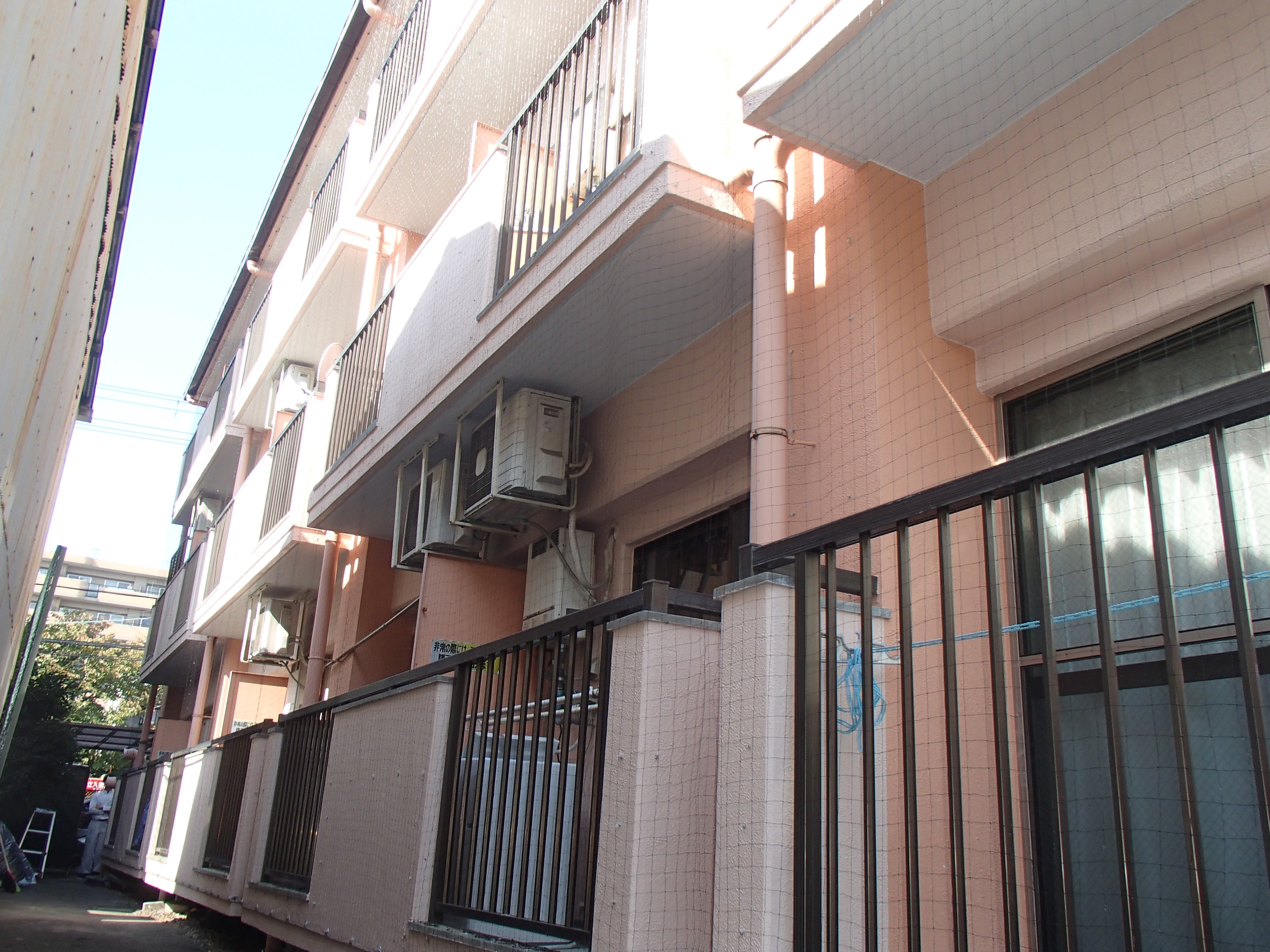 京都府 賃貸マンションのベランダ前面にピーコンネット５０を施工しました 日本鳩対策センター