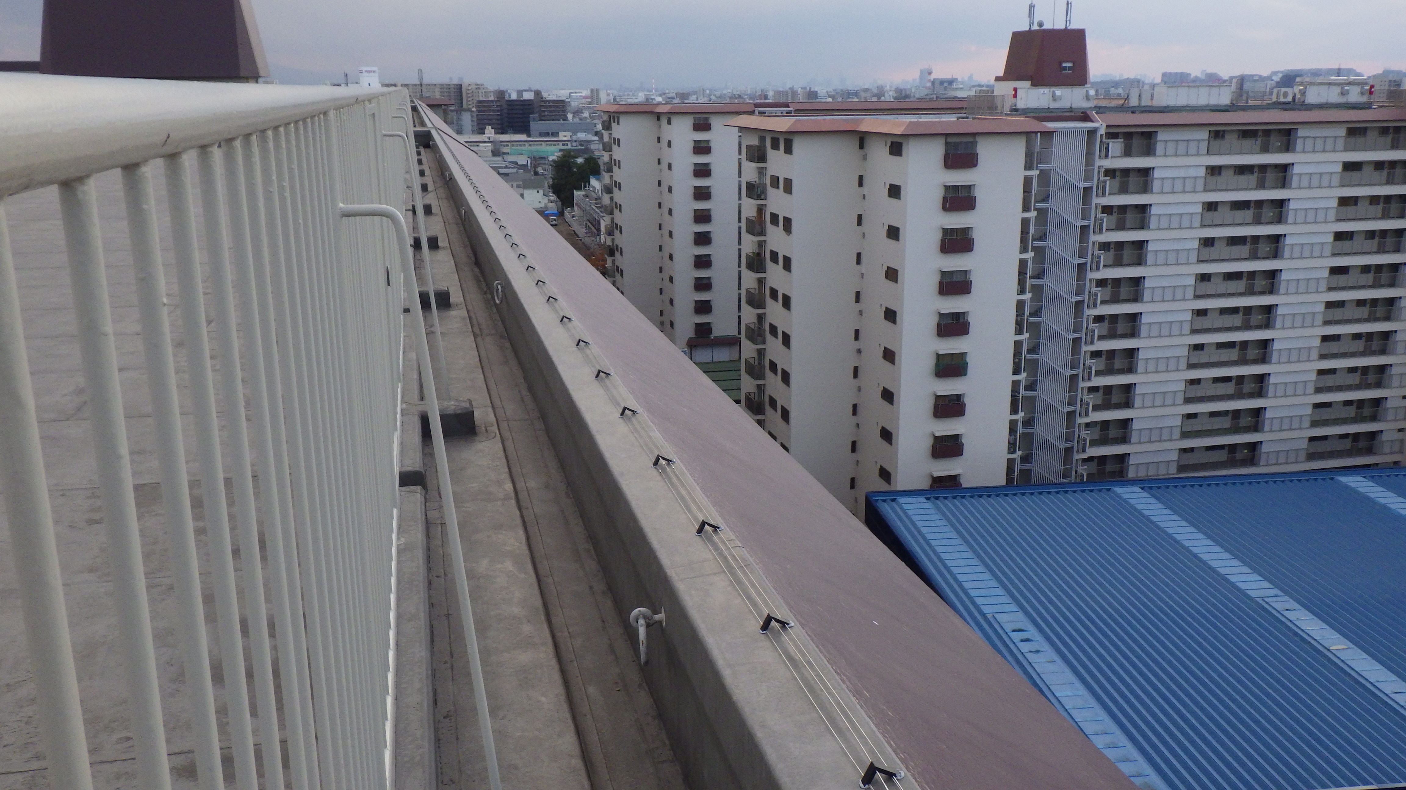 茨木市　某マンションのベランダにピーコン電気ショック、ピーコンネット５０を施工しました。