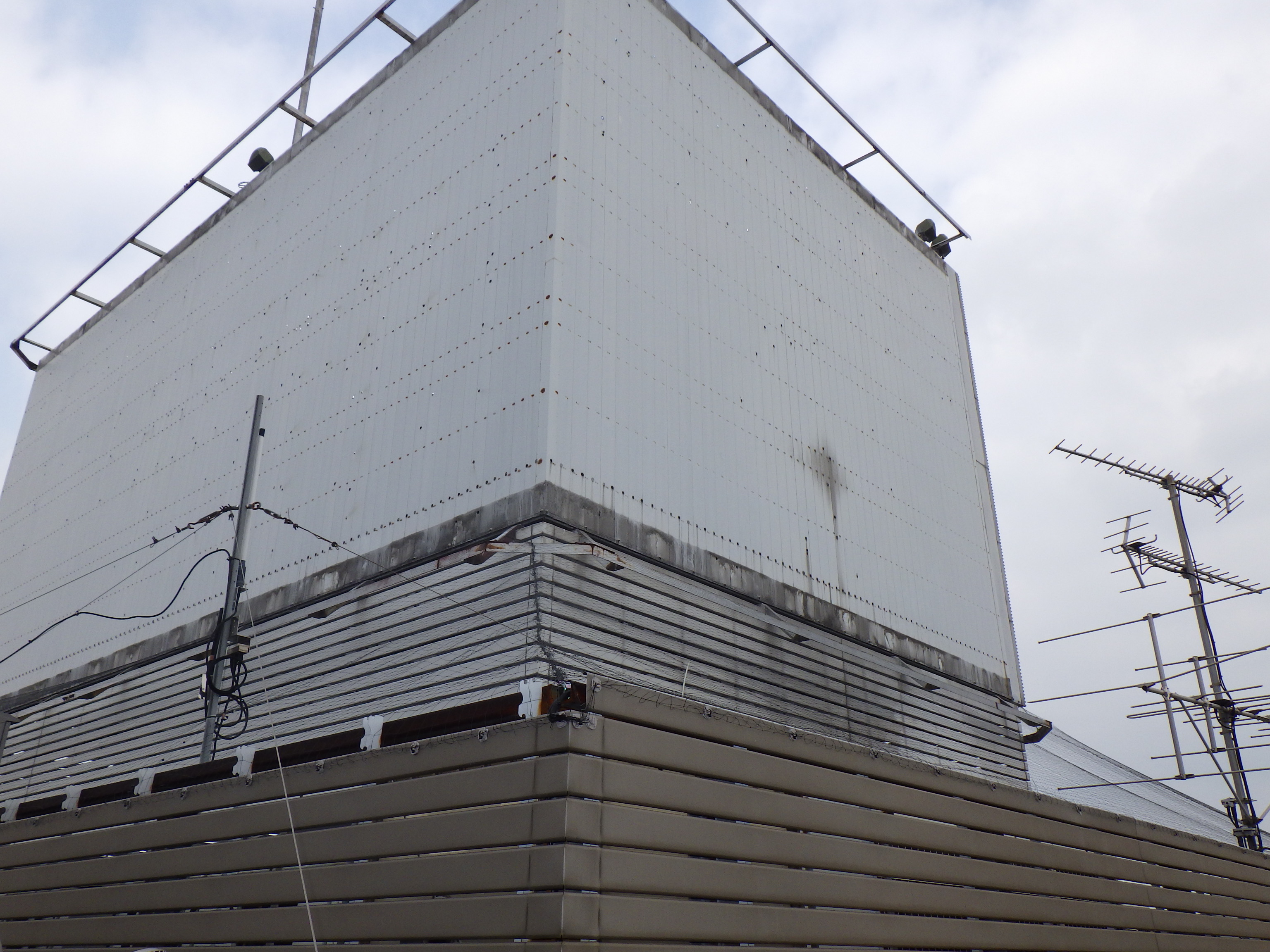 東大阪市　某ビル屋上に防鳥ネット「ピーコンネット５０」、鳥害対策専用「ピーコン電気ショック」を施工しました。