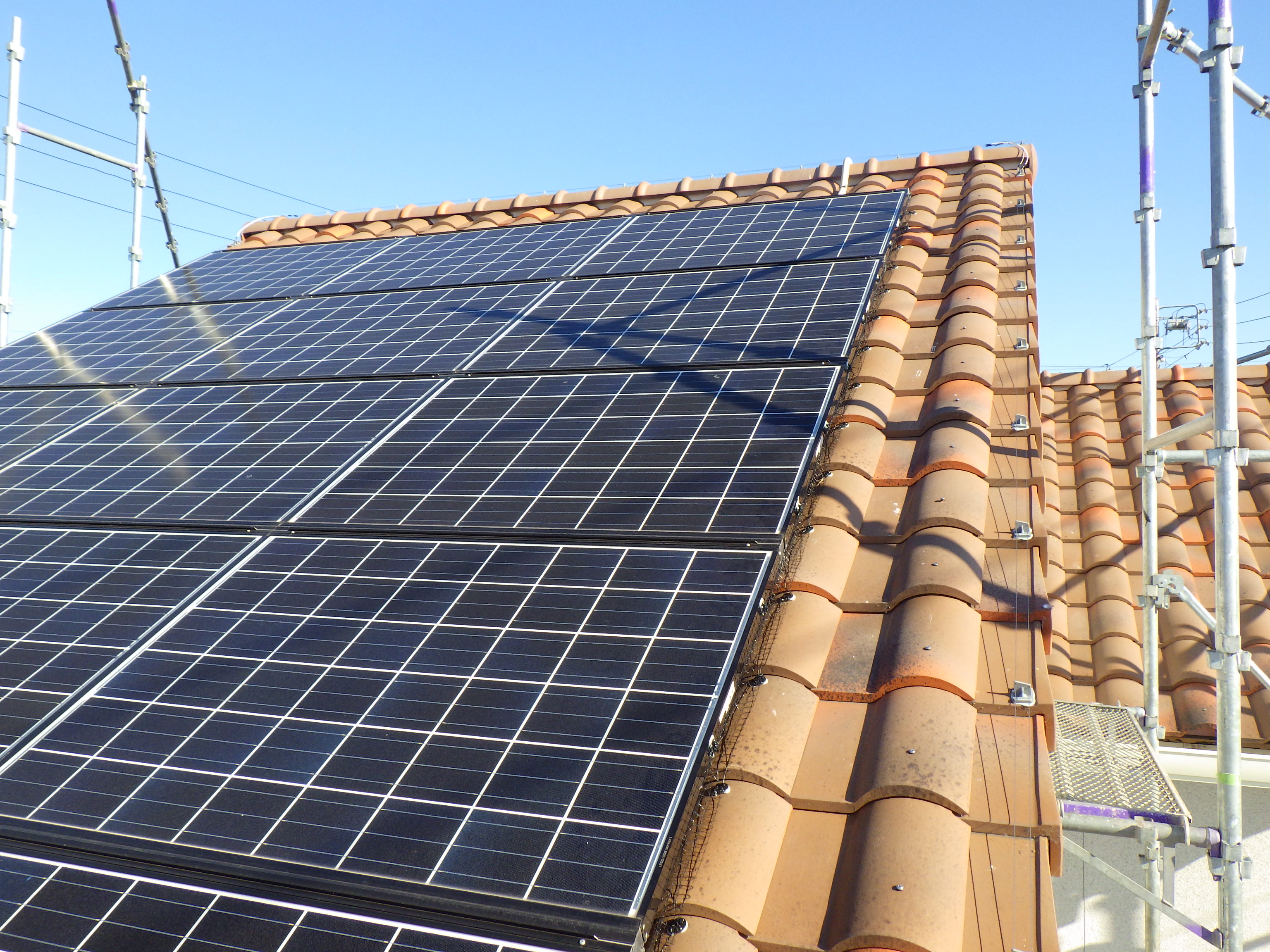 愛知県　個人宅の太陽光パネルの周辺にピーコンネット１８、ピーコン電気ショックＳを施工しました。