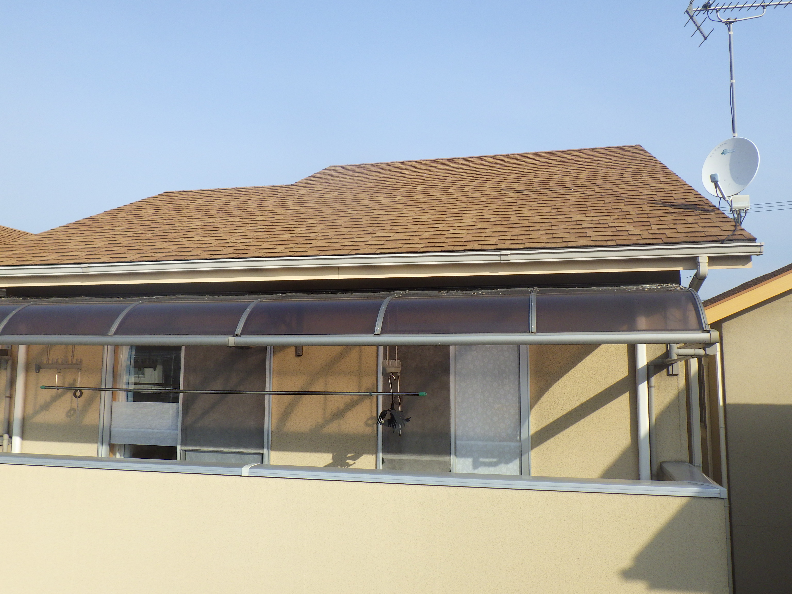 兵庫県姫路市　個人宅の２階ベランダのテラス屋根の上に鳩が飛来し、ねぐら・営巣しない為に「ピーコンネット５０」を取り付けました