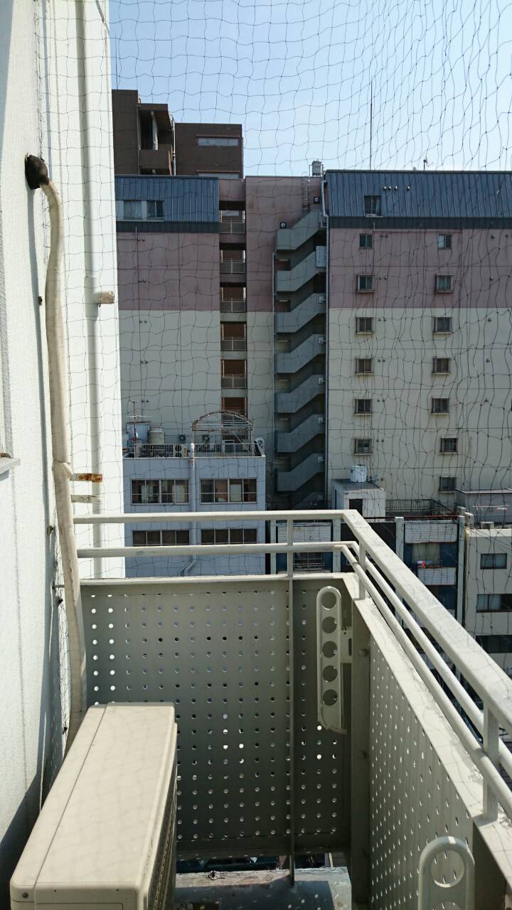 兵庫県尼崎市　マンションのベランダに防鳥ネット「ピーコンネット５０」を取り付け鳩の侵入しないようにしました