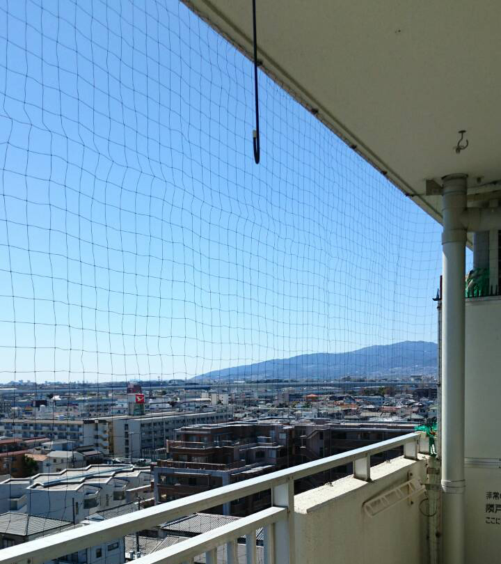 池田市　社宅で利用しているマンションのベランダに防鳥ネット「ピーコンネット５０」を取り付けました。