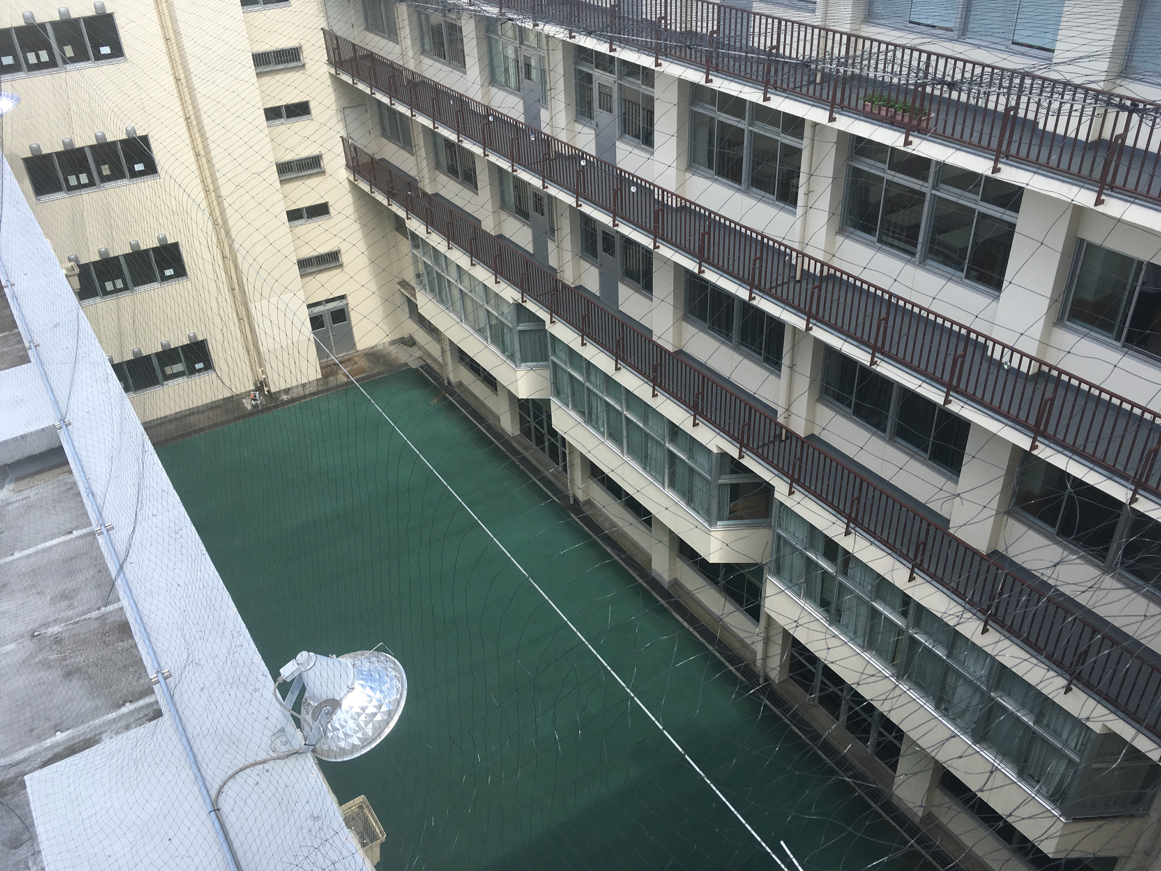 埼玉県入間市　高等学校　中庭吹き抜けピーコンネット施工