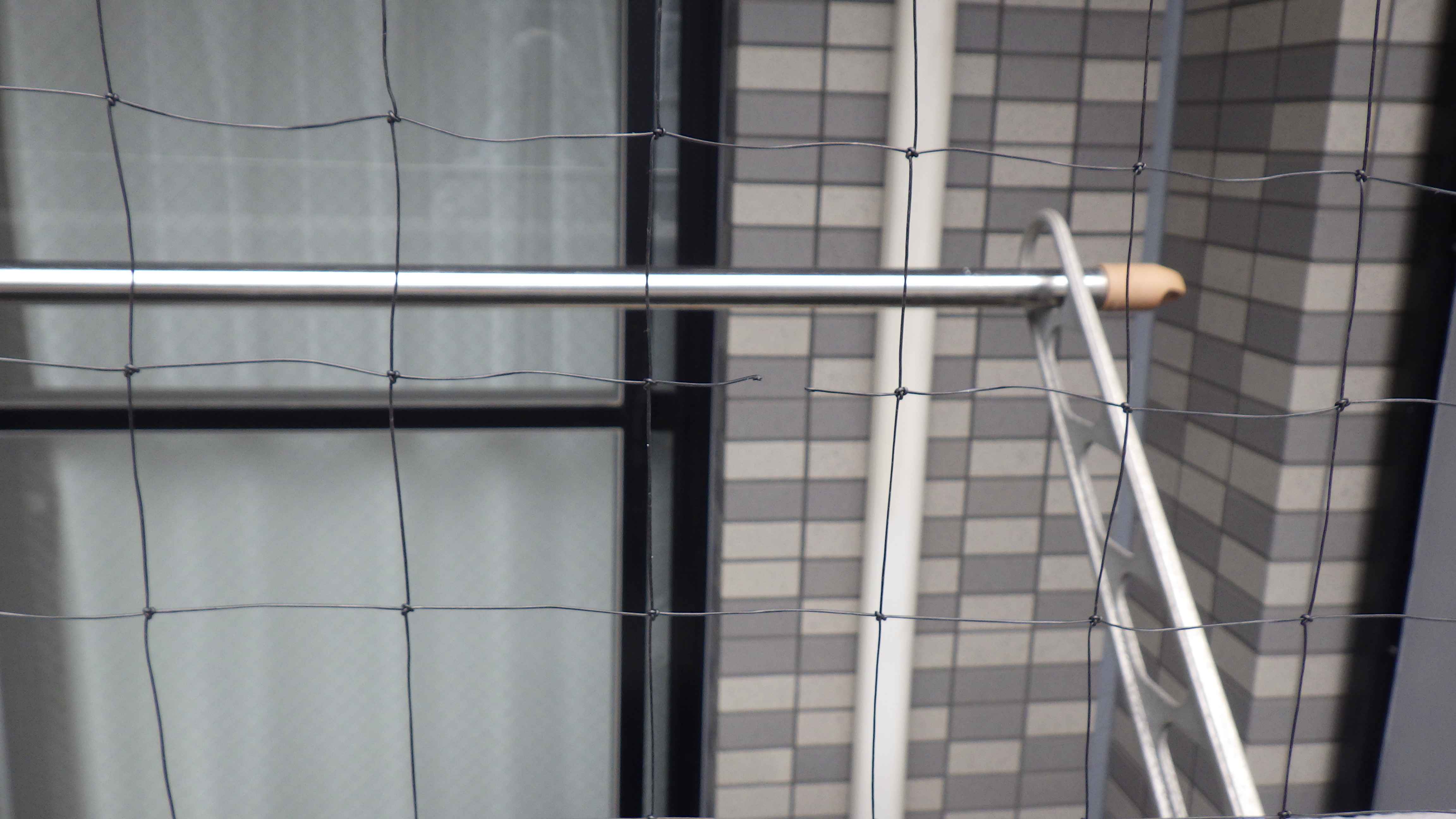 鳩よけネットの補修をしてきました。