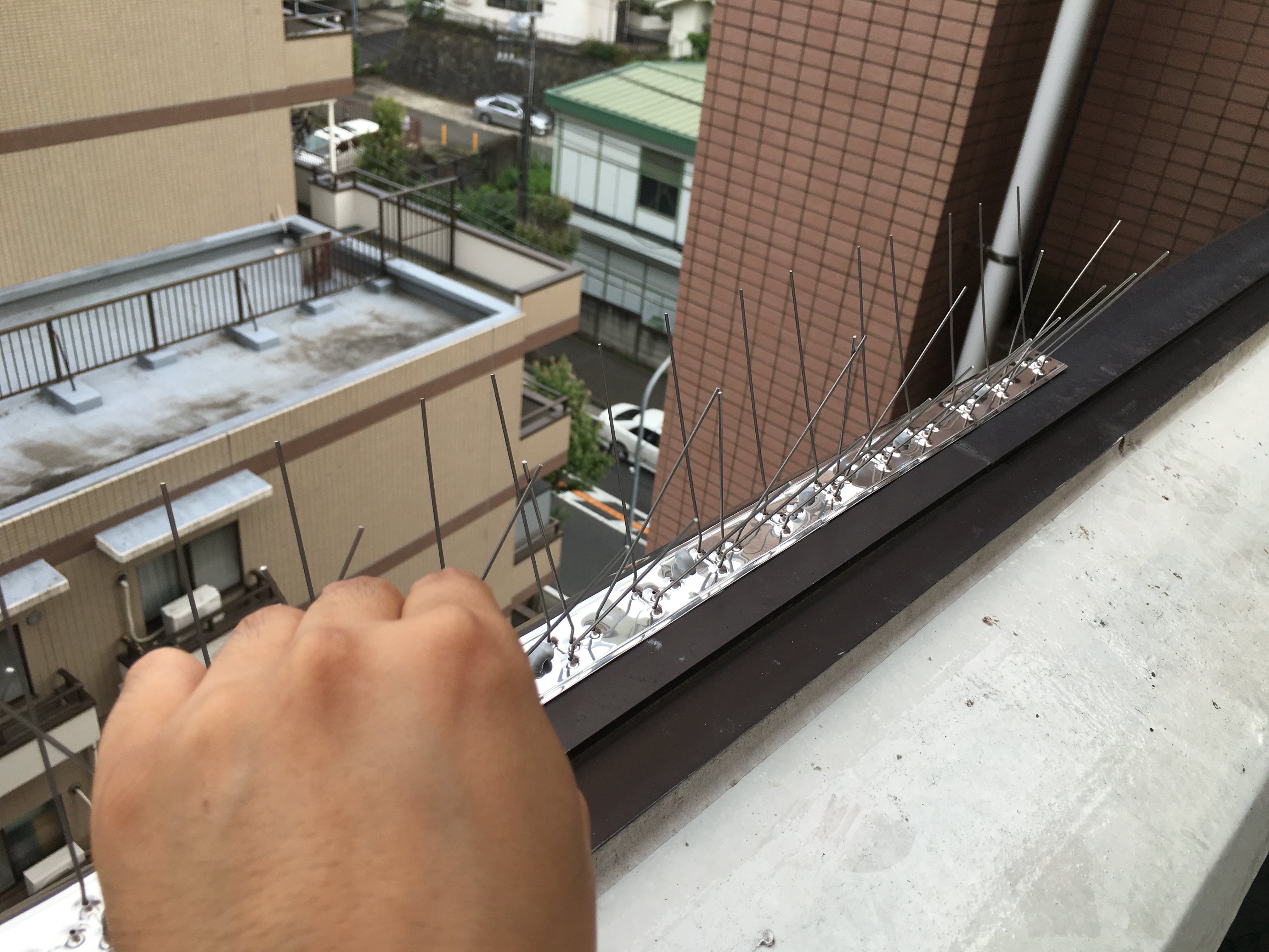 神奈川県　横浜市　某福祉施設へピーコンネット50とピーコンスパイクVSTを設置し、鳩の飛来や侵入を防ぎました。