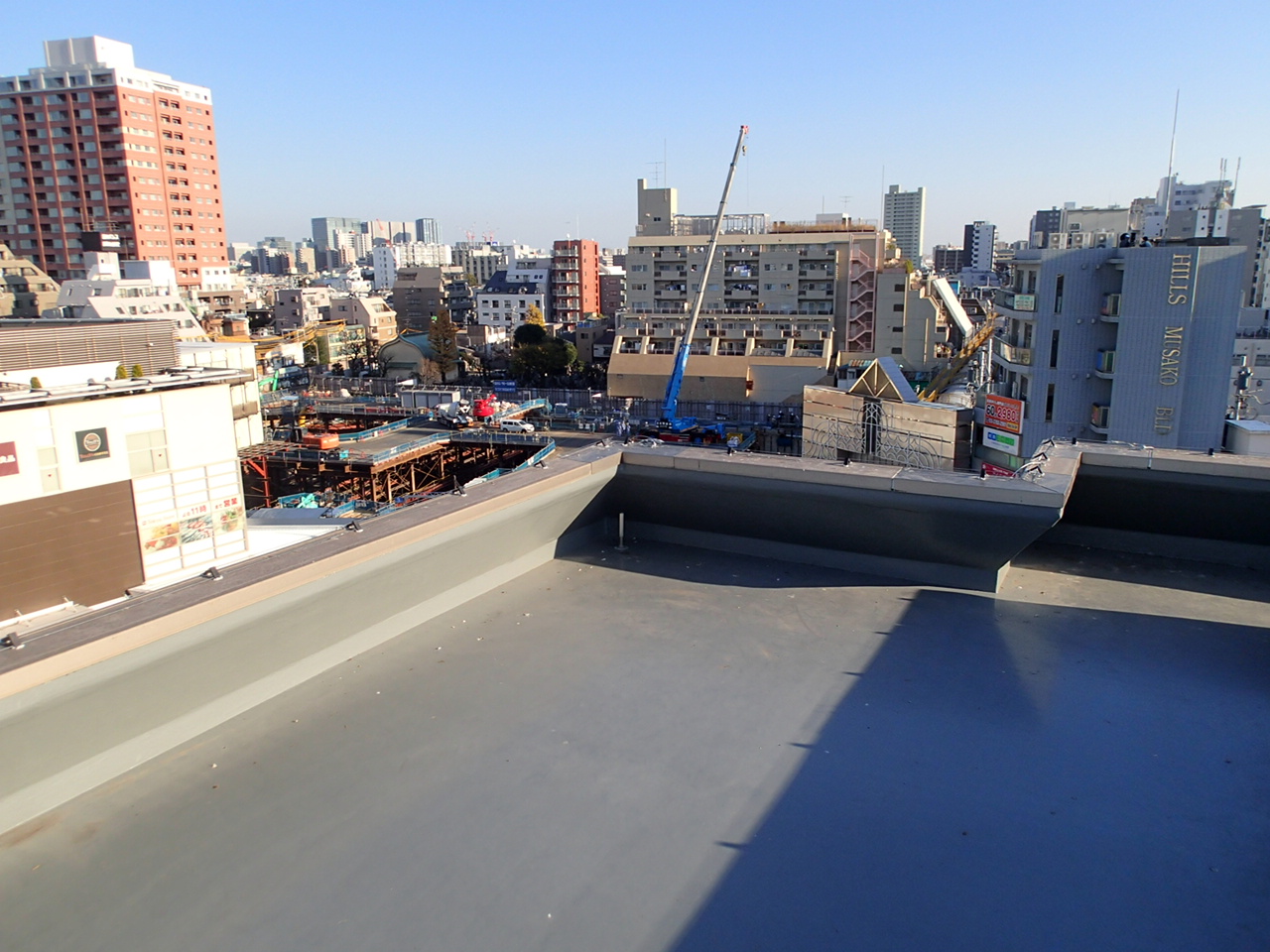 東京都品川区　某ビルにピーコン電気ショックとピーコンネット50を設置し、鳩の飛来や営巣を防ぎました