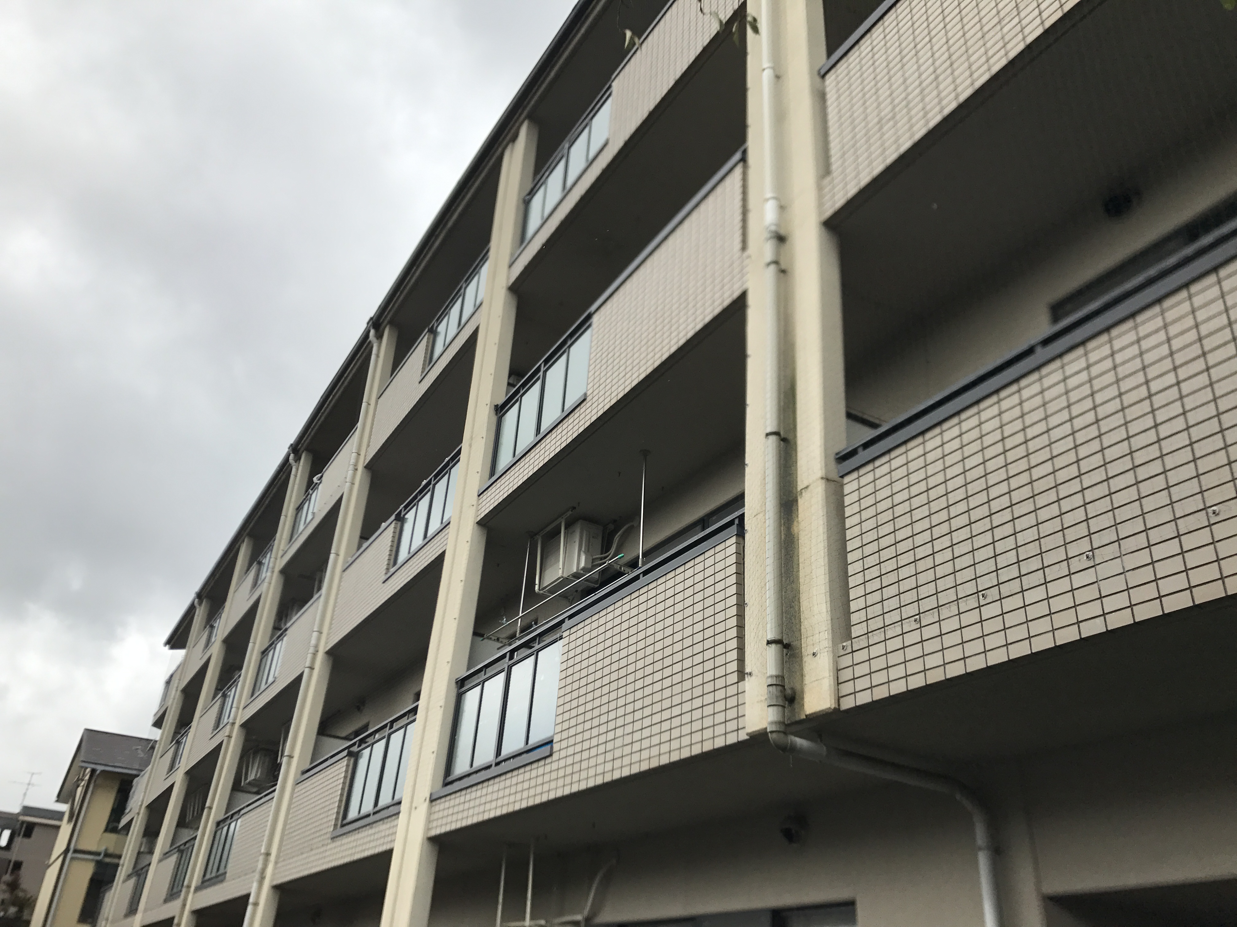 京都市左京区　賃貸マンションベランダ面にピーコンネットを取り付けて、ベランダへの鳩の侵入を防ぎました