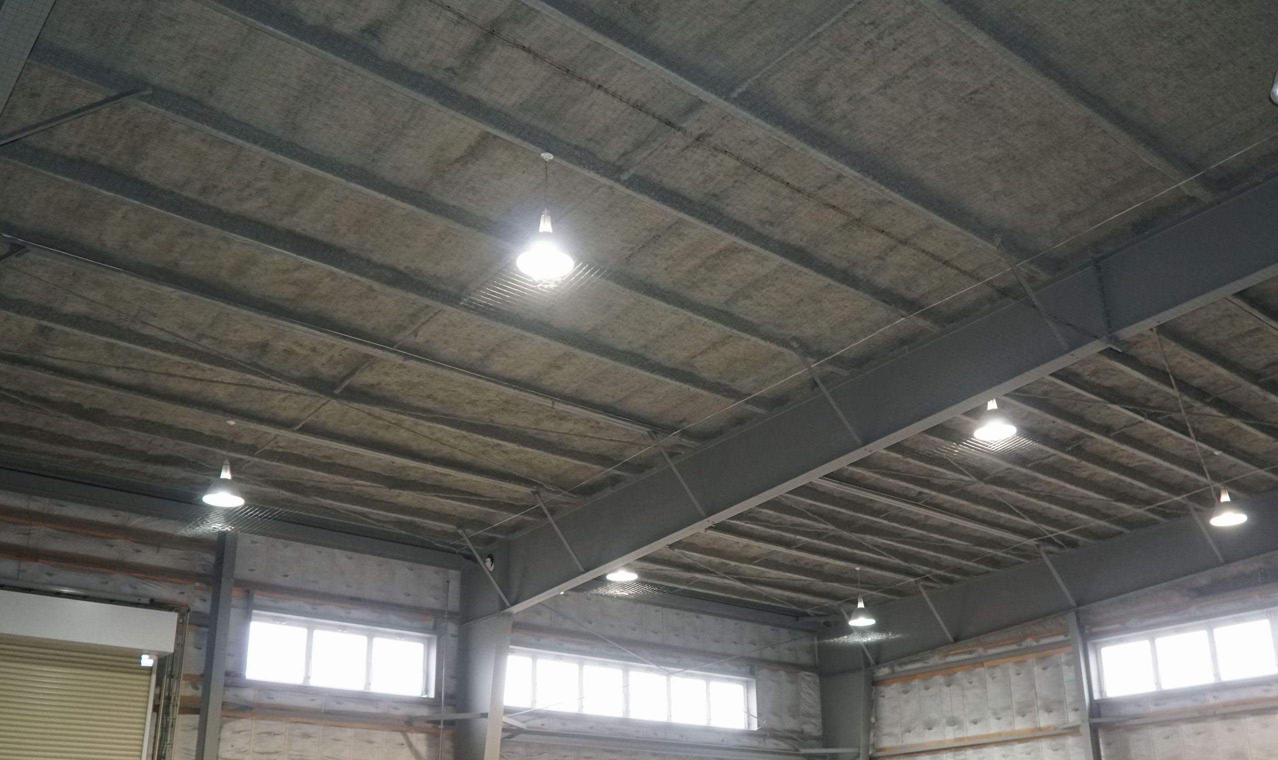 大阪府貝塚市　某建材関係を扱う会社の倉庫に防鳥ネットピーコンネット５０を、事務所屋上に防鳥ピーコン電気ショックを設置し、鳩の飛来しないようにしました。