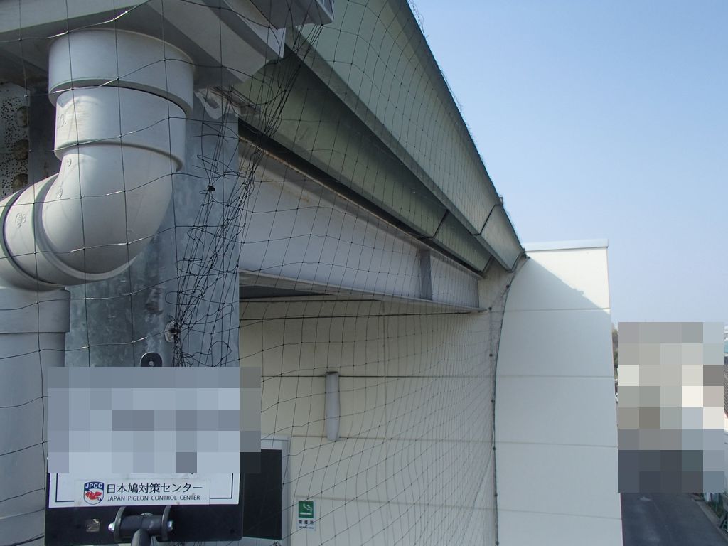 東大阪市　某工場の庇の天井、壁面と非常階段に防鳥ネットのピーコンネット５０と防鳥剣山ピーコンスパイクＶＳＴを設置しました。