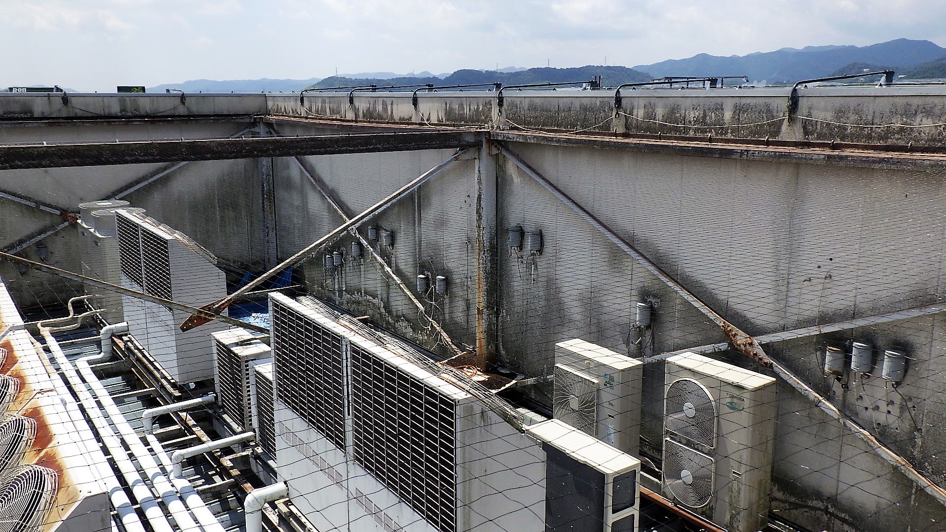 兵庫県福崎市　某レンタル店の屋上に防鳥ネットのピーコンネット５０と防鳥電気ショックのピーコン電気ショックを設置し、鳩の飛来を防ぎました。