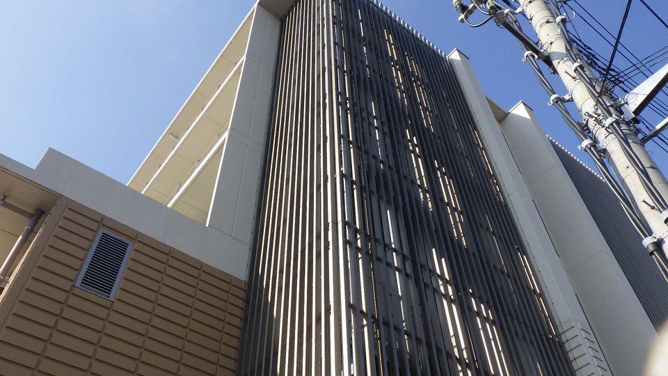 兵庫県たつの市　某病院の非常階段部に防鳥ネットのピーコンネット５０を設置し、鳩が侵入しないようにしました。