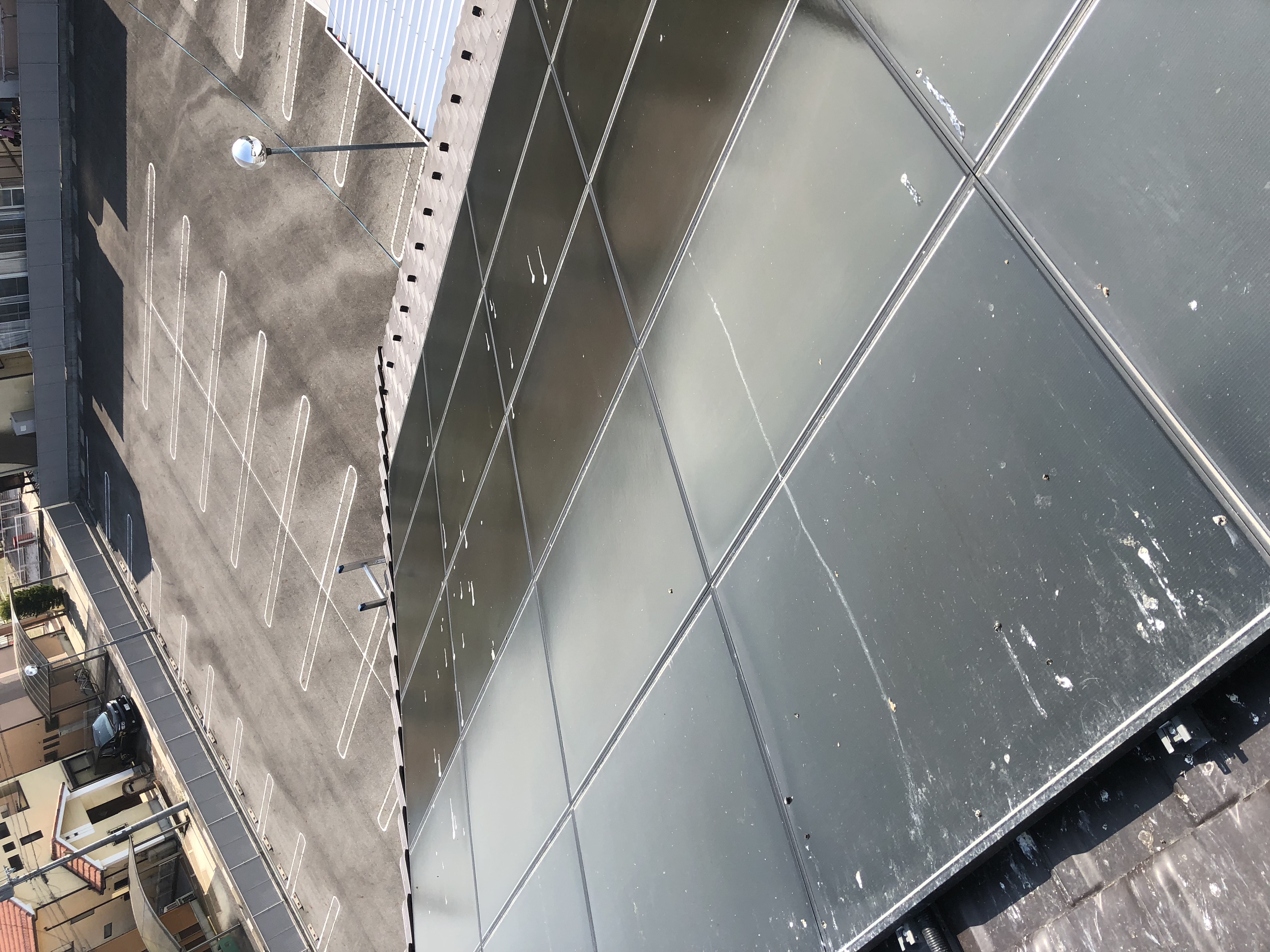 滋賀県近江八幡市　戸建住宅ソーラーパネルと屋根の間に鳩が巣作り　防鳥ネットにて侵入防止