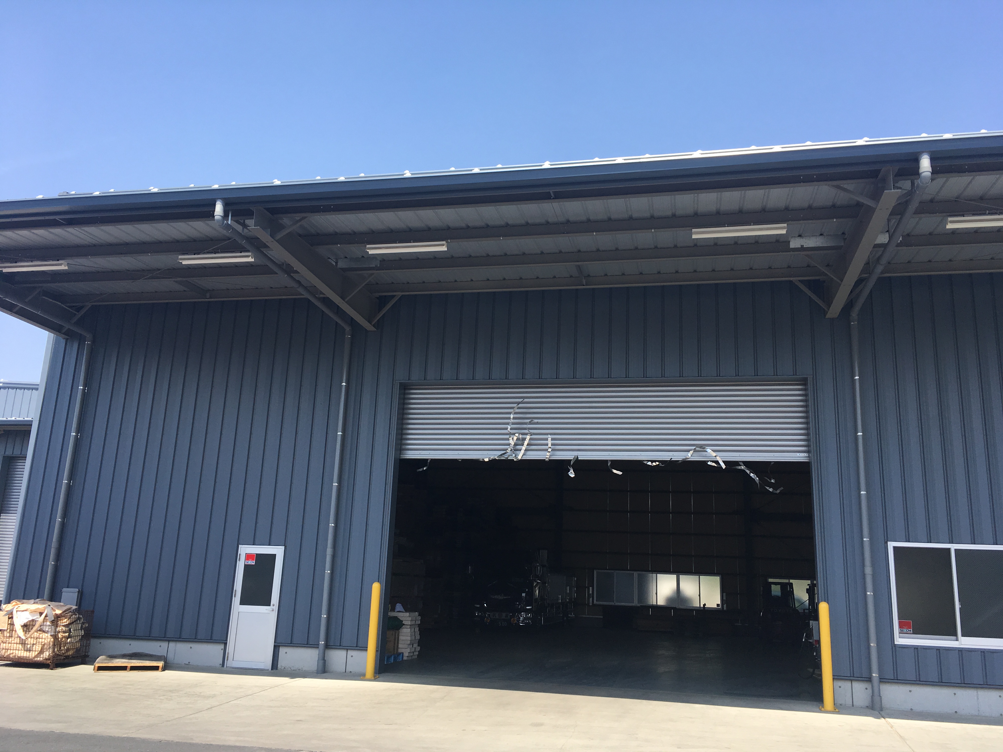 埼玉県三芳町　某倉庫に防鳥ネット　ピーコンネット50を設置し、鳩の飛来を防ぎました。