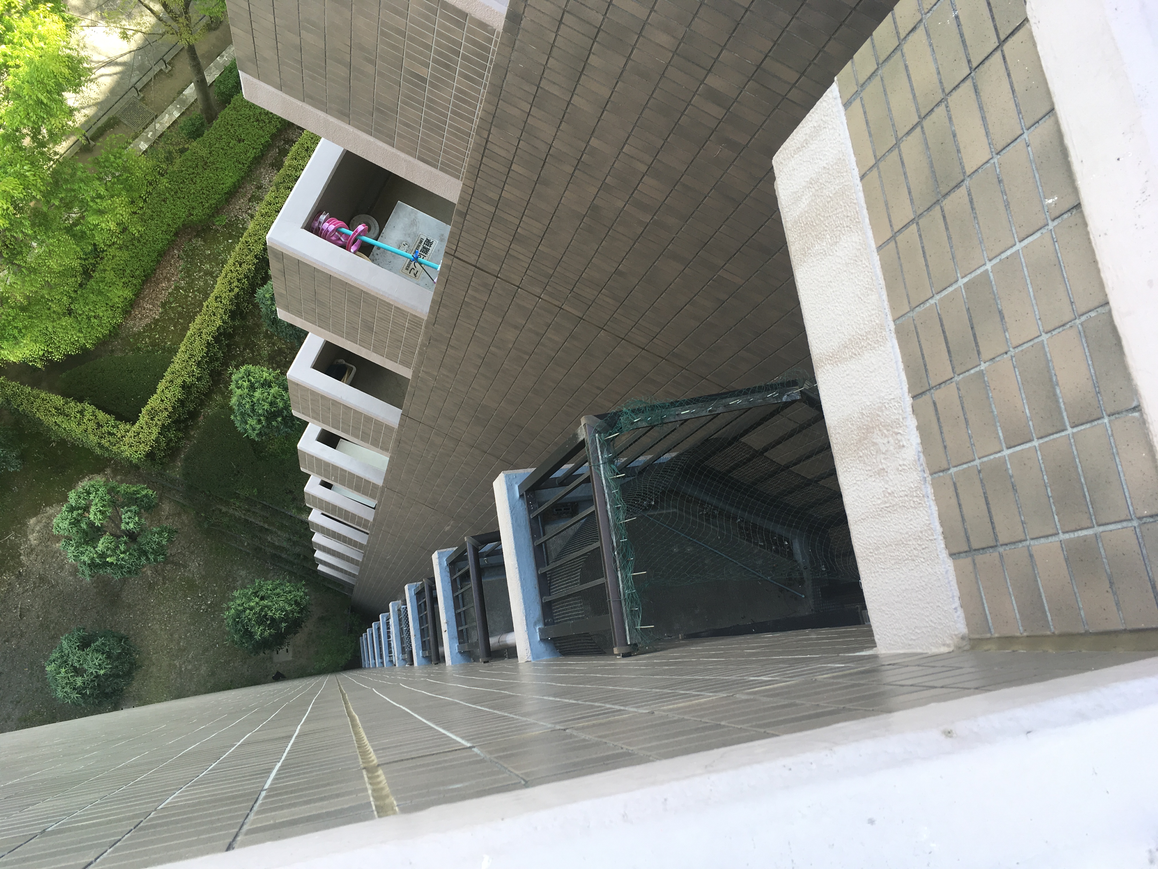 埼玉県ふじみ野市　マンション　バルコニーに防鳥ネットピーコンネット50設置工事