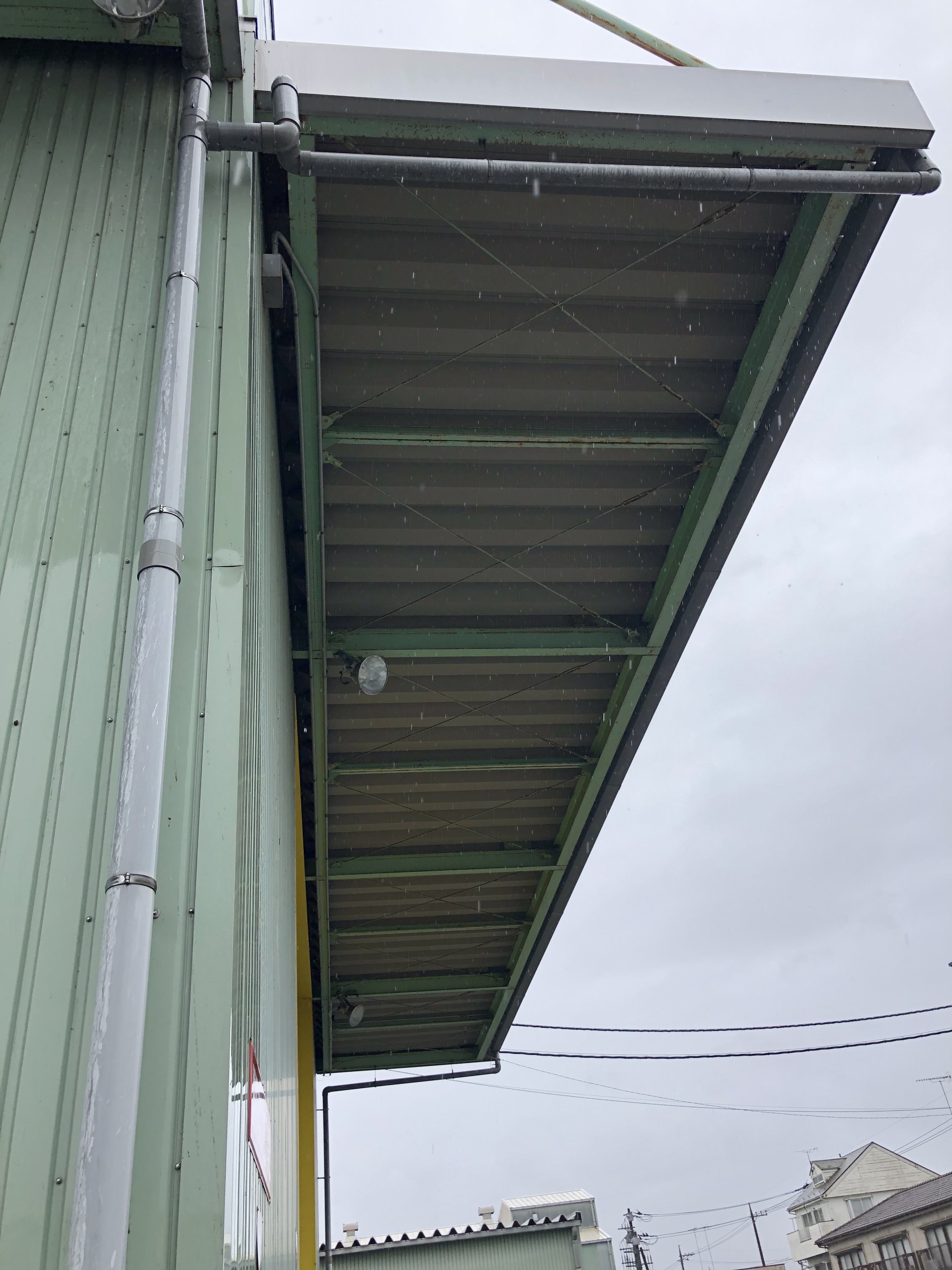 埼玉県　　加須市　工場庇　ピーコンネット18設置工事