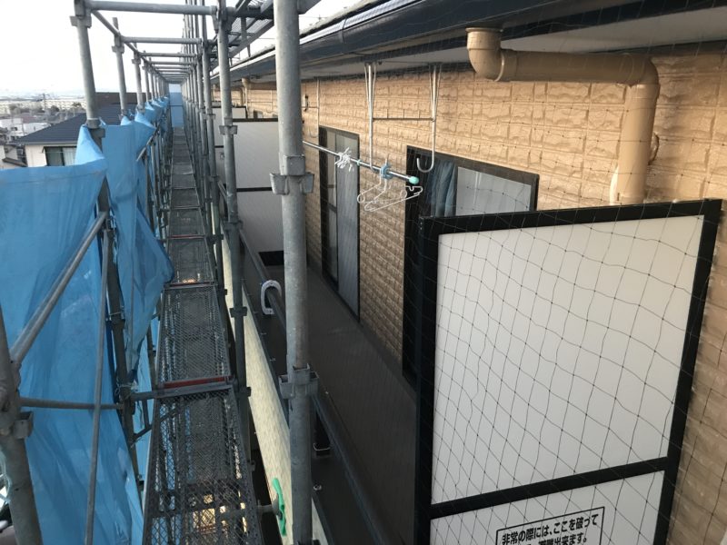 愛知県豊橋市 某コーポ住宅ベランダに防鳥ネットピーコンネット５０を設置し鳩の飛来・待機を防ぎました 日本鳩対策センター
