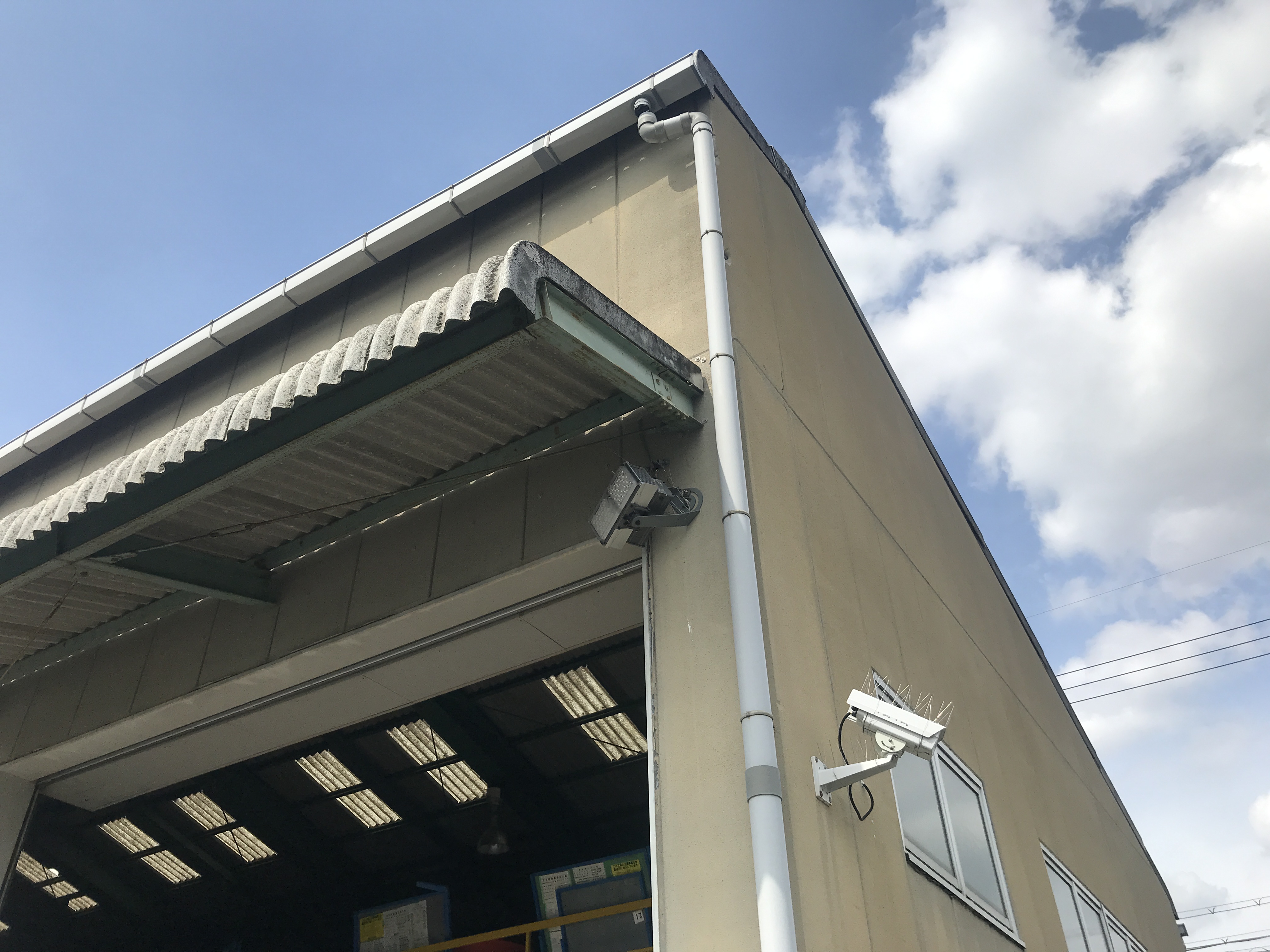 大阪府富田林市　某工場内の天井・壁面及び工場外庇部分に防鳥ネット ピーコンネット５０を設置し鳩の飛来・侵入を防ぎました。