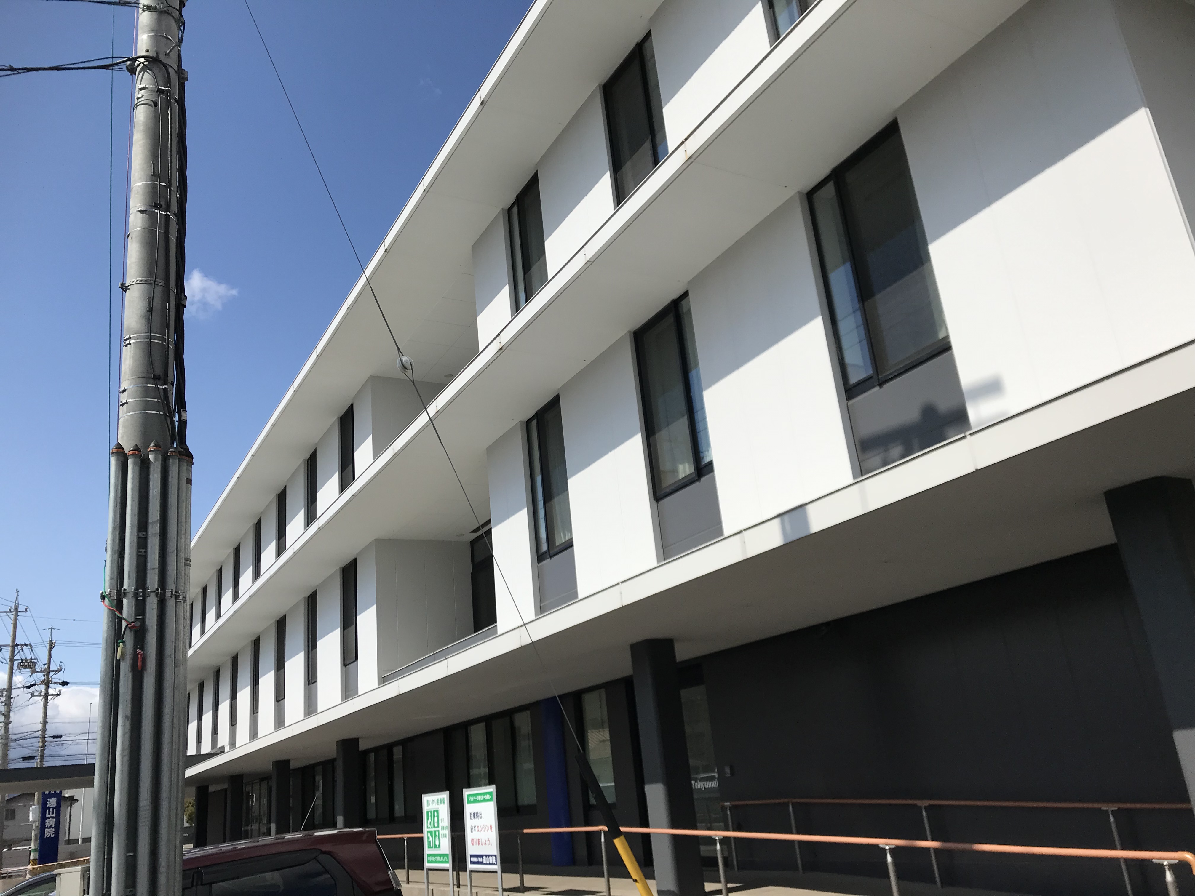 三重県津市の病院から、鳩が営巣し糞が多く困っていると相談を受けて、防鳥ネットを取付けました。