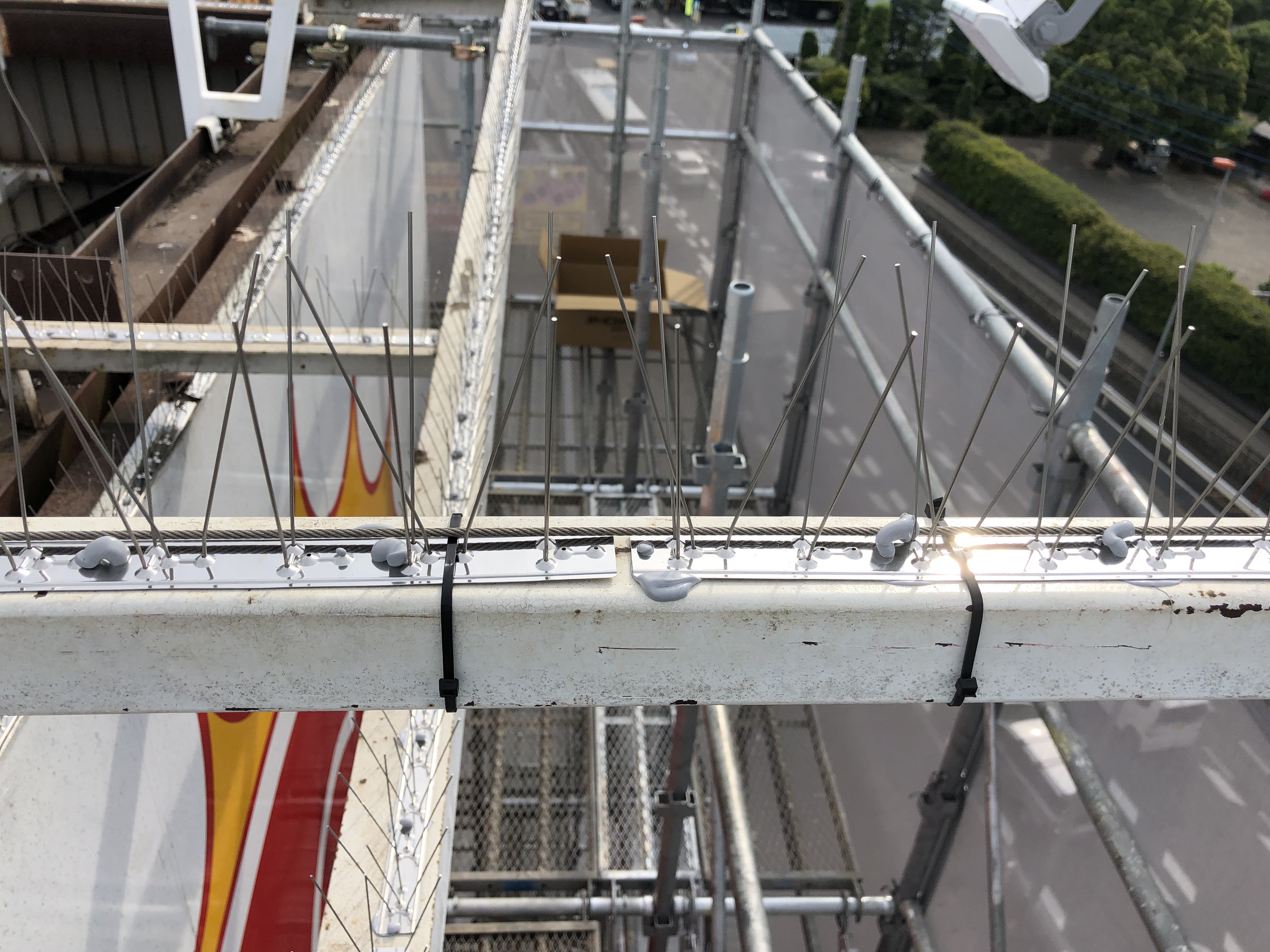 埼玉県　川越市　テナント看板　スパイク設置工事