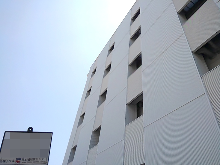 兵庫県神戸市　某研究所建物壁面開口部及び１階天井開口部に防鳥ネットピーコンネット５０を設置し鳩の飛来・侵入を防ぎました