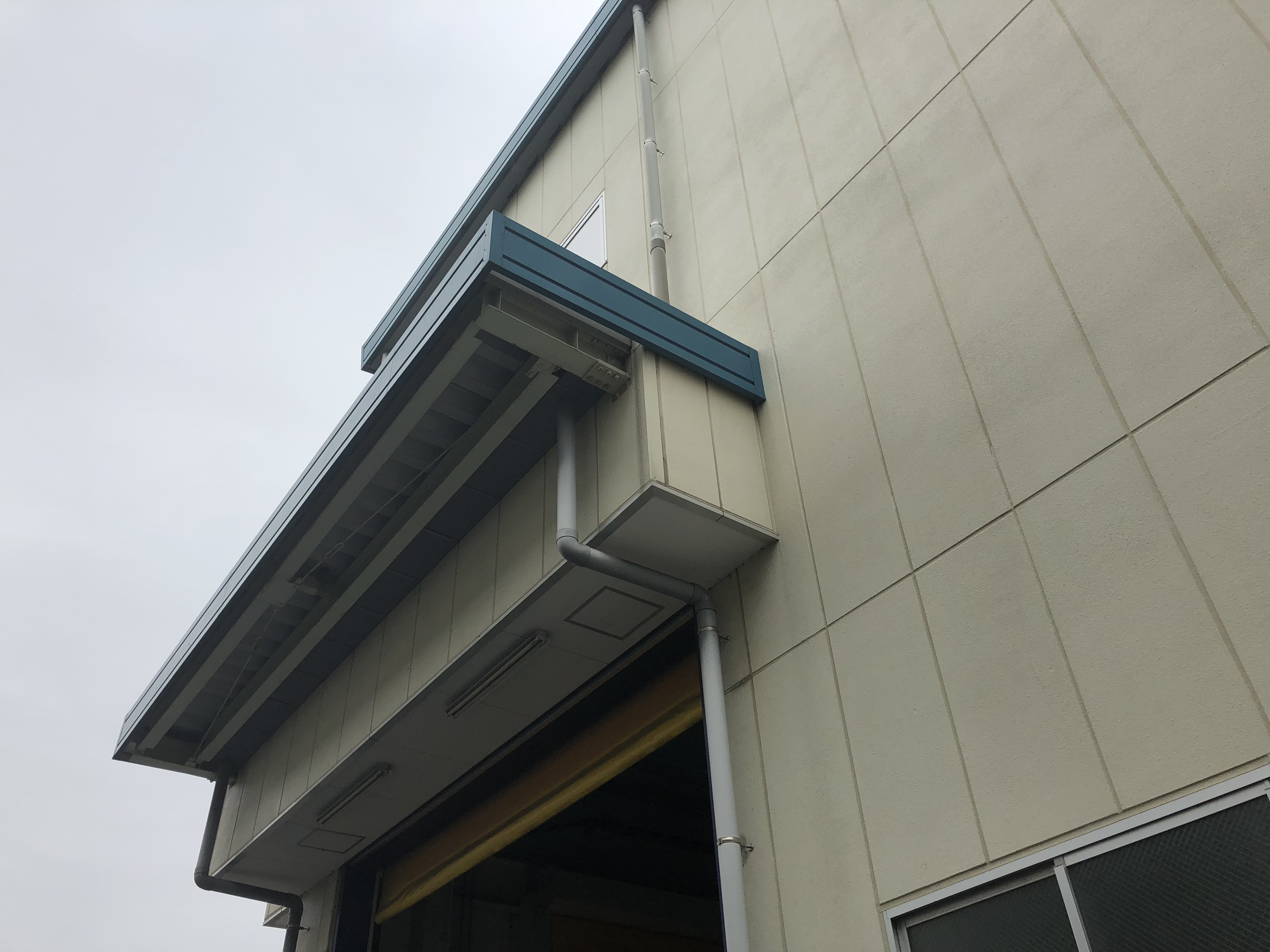 埼玉県熊谷市　　工場庇ピーコンネット50設置工事