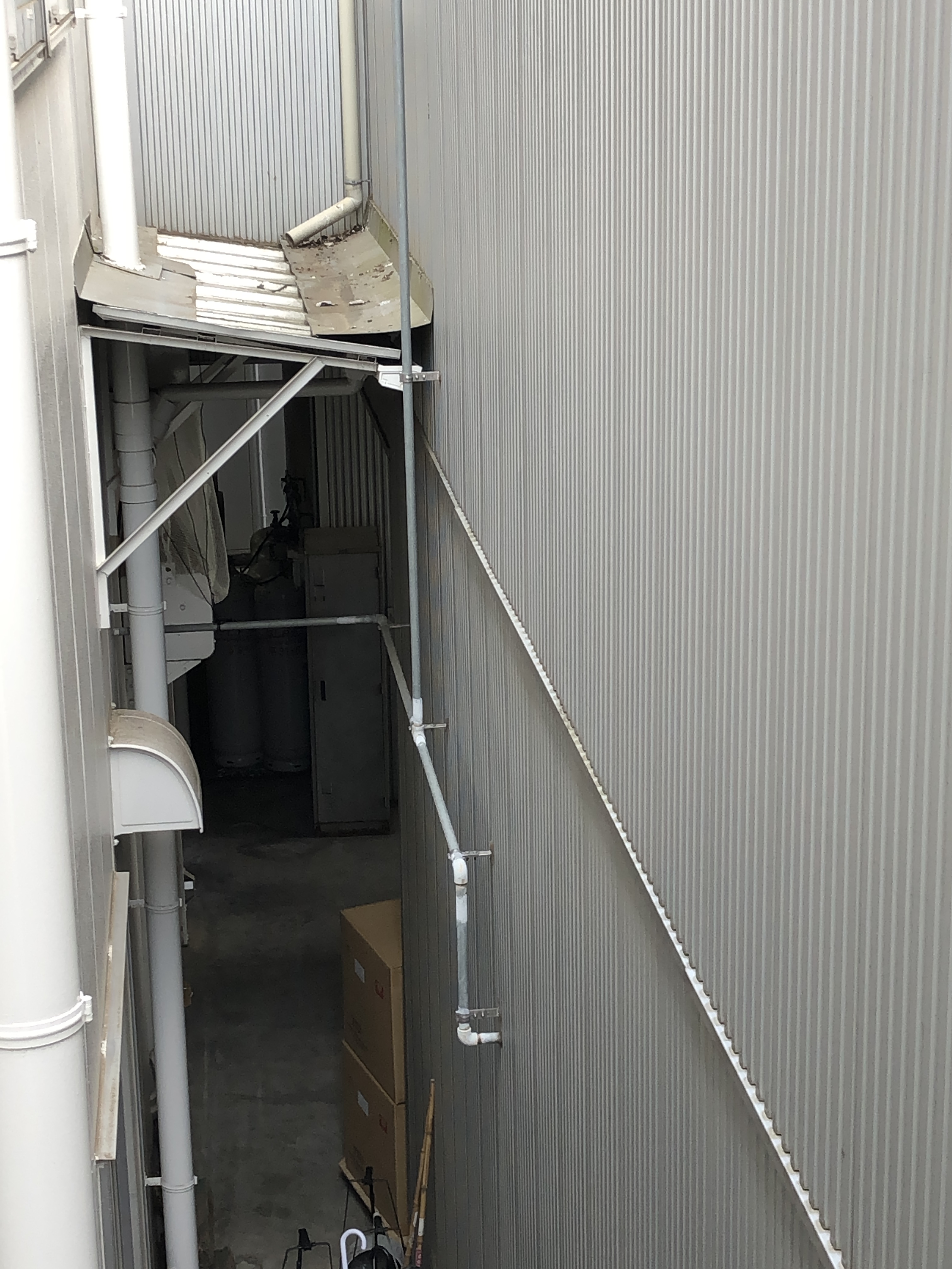 埼玉県　新座市　工場庇ピーコンネット設置工事