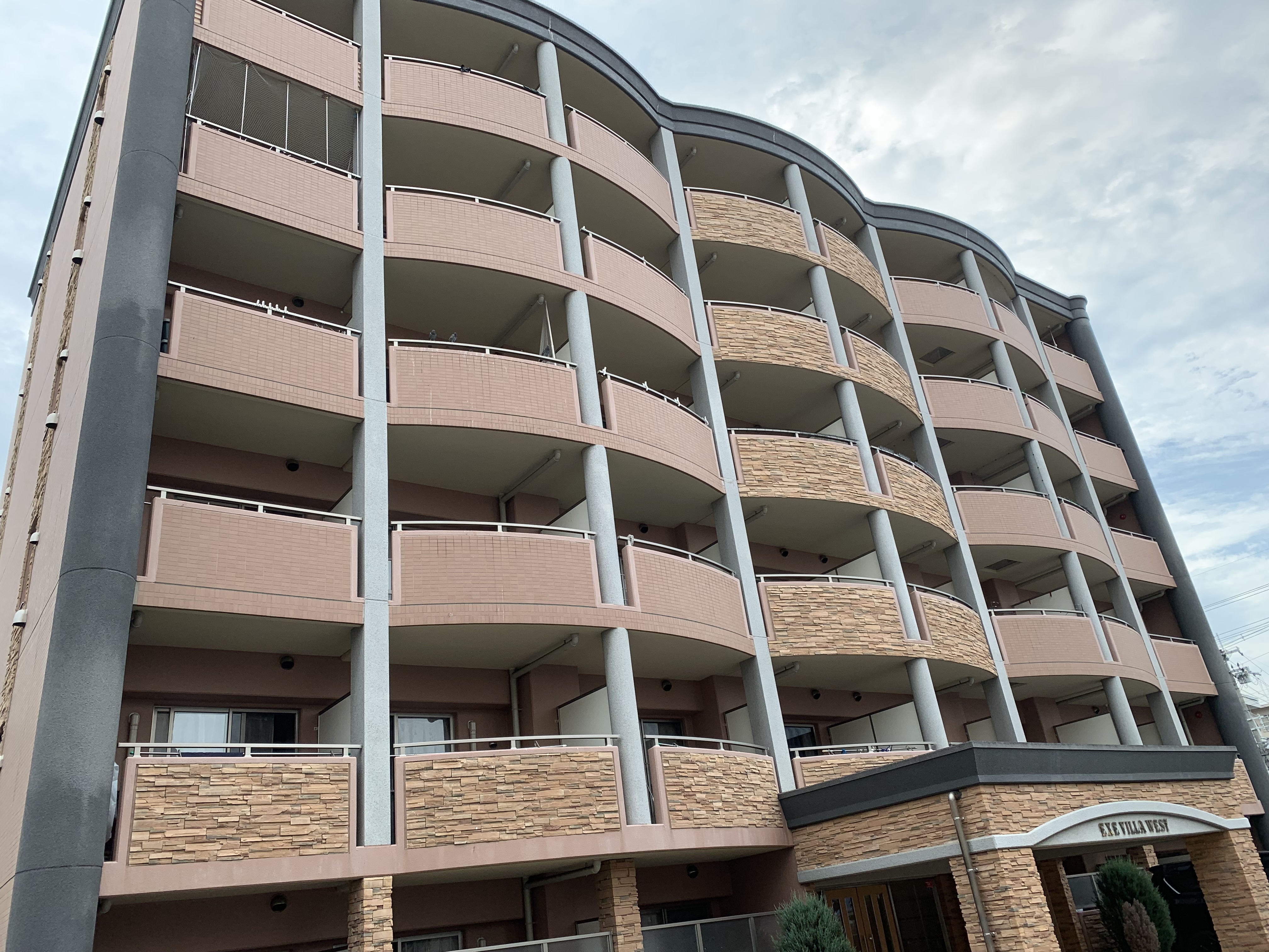 京都府宇治市賃貸マンション　ベランダ内に鳩が巣を作っている　ピーコンネットを全面に取り付けて対策しました。