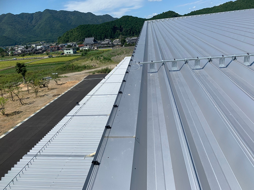 兵庫県丹波市　某倉庫屋根上にカラスが飛来・待機し糞を落として困っていたのでピーコン電気ショックを設置してカラスの飛来・待機を抑制した