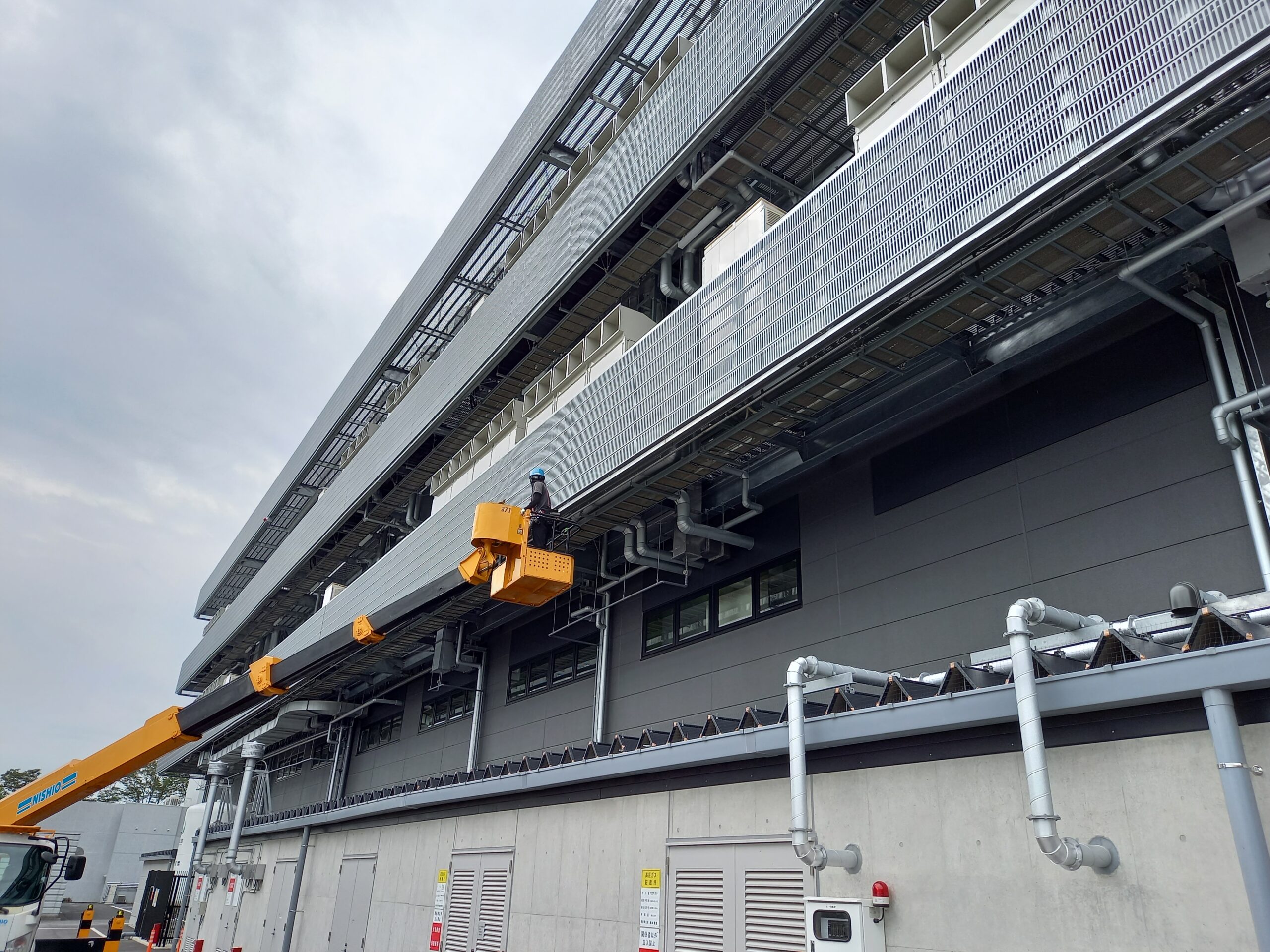 京都府精華町　某研究所室外機置場バルコニー　ピーコンネット５０取付施工