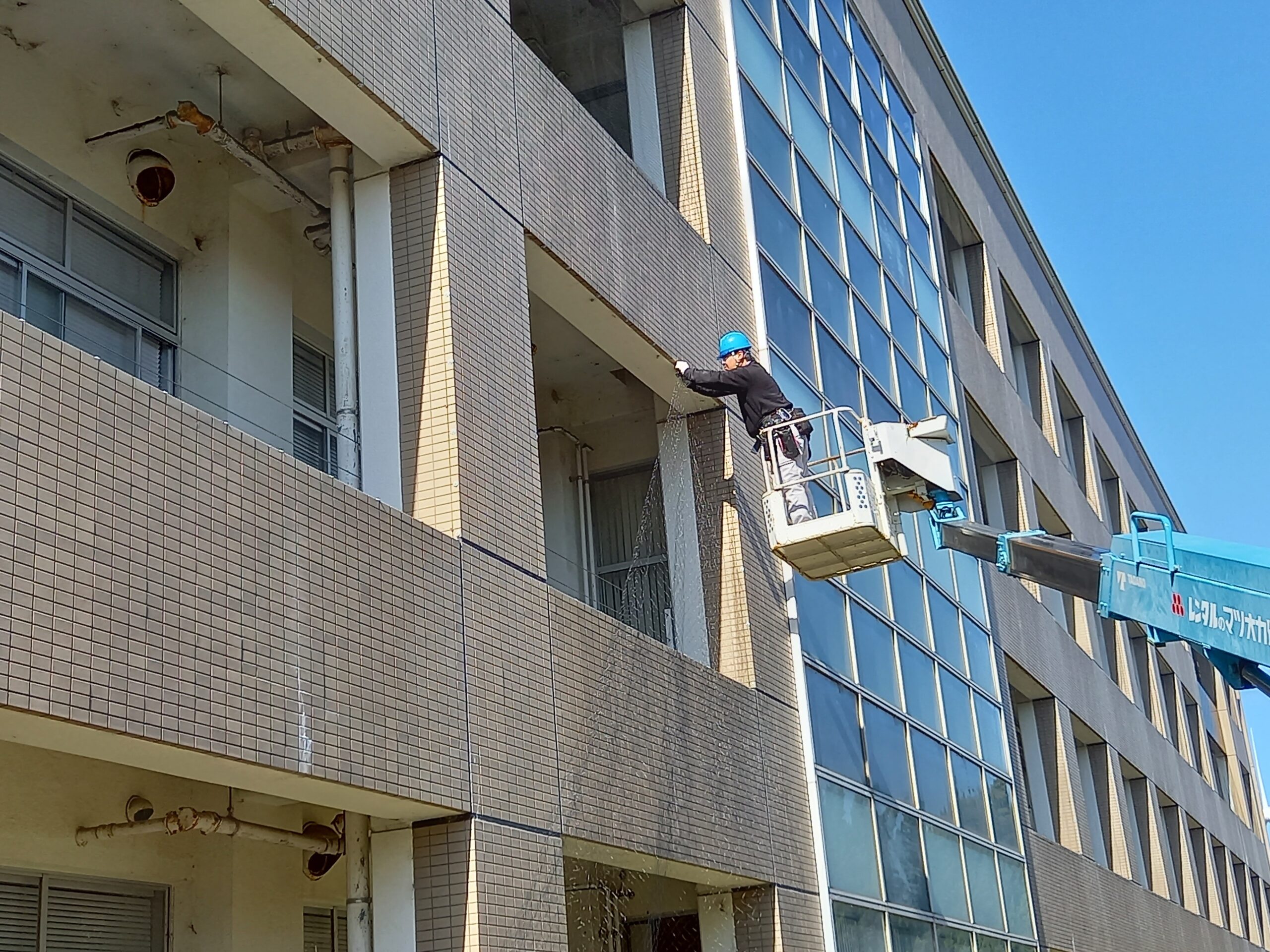 三重県津市　大学校舎ベランダ　ピーコンネット５０取付施工