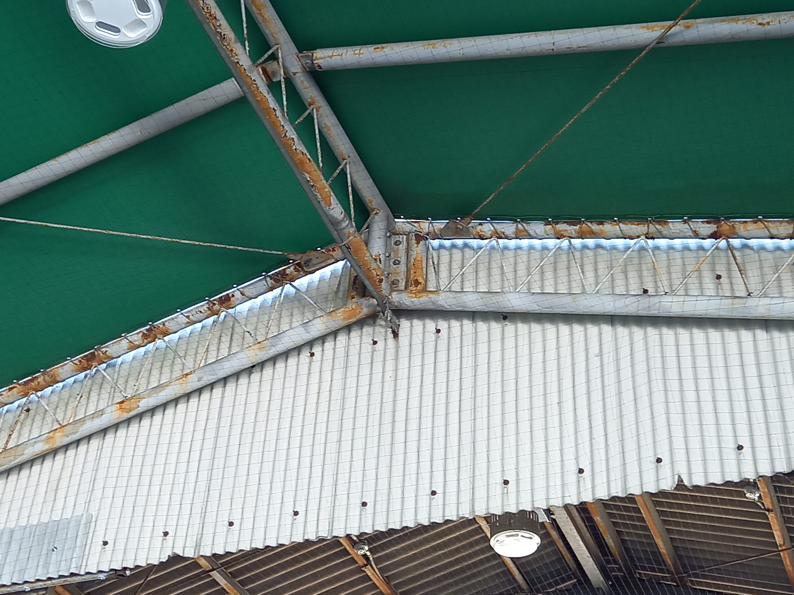 岐阜県垂井町工場　製品倉庫前庇　ピーコンネット５０取付施工